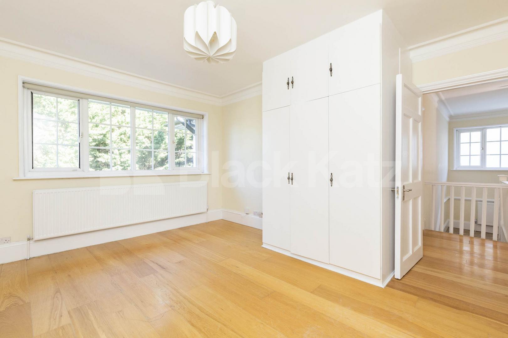 Newly refurbished 6 bedroom 4 bathroom house close to northern line station Holden Road , North Finchley 